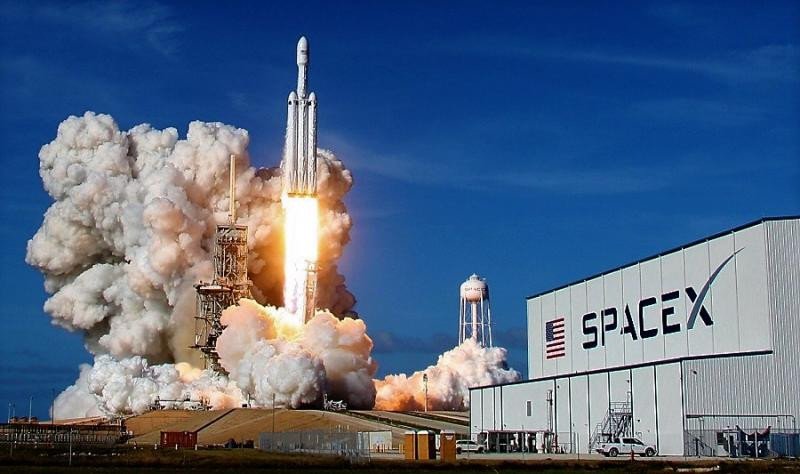 El lanzamiento espectacular del Falcon Heavy, la nave que irá a Marte