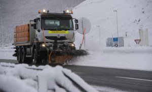 La nieve provoca el corte de 30 carreteras y frena el AVE