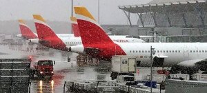 Cancelan 70 vuelos en Barajas por el temporal de nieve
