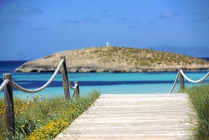 Formentera limitará la entrada de coches e Ibiza se lo plantea
