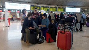 Unos 900 turistas afectados por la suspensión de vuelos en Tenerife