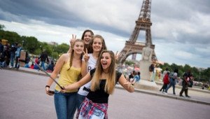 París recibe récord de turistas en 2017 y da por superada crisis por atentado