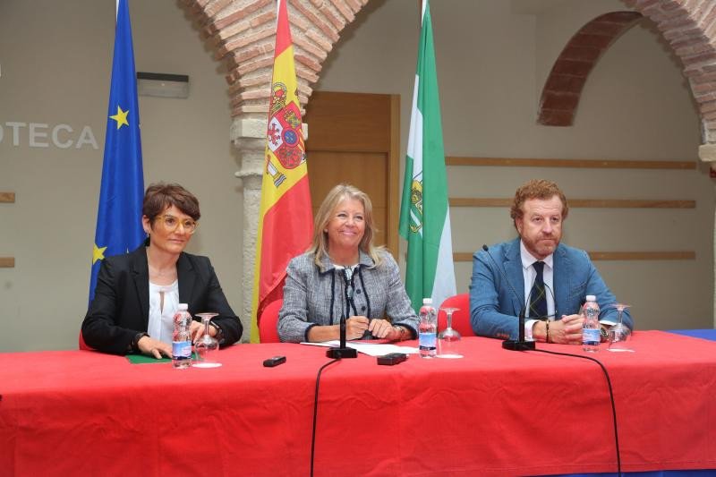 Susana Ibáñez, secretaria general para el Turismo de la Junta de Andalucía; la alcaldesa de Marbella, Ángeles Muñoz y el presidente del comité organizador del Congreso EHMA 2018, Manuel Otero.