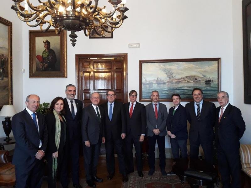 Imagen tras la reunión del comité organizador del Congreso de Hoteleros Españoles con la corporación municipal de Málaga, presidida por su alcalde.