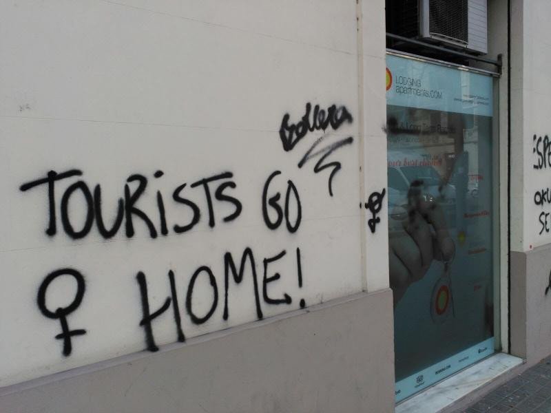 Una pintada contra los turistas en Barcelona.