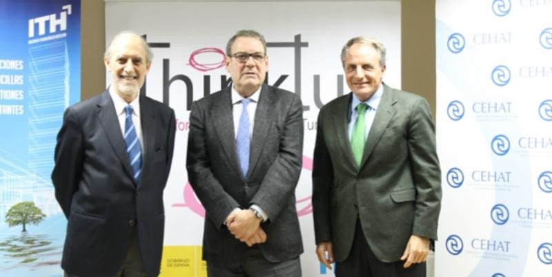 De izquierda a derecha, Panizo, el presidente del ITH y CEHAT, Joan Molas, y Díaz Montañés.