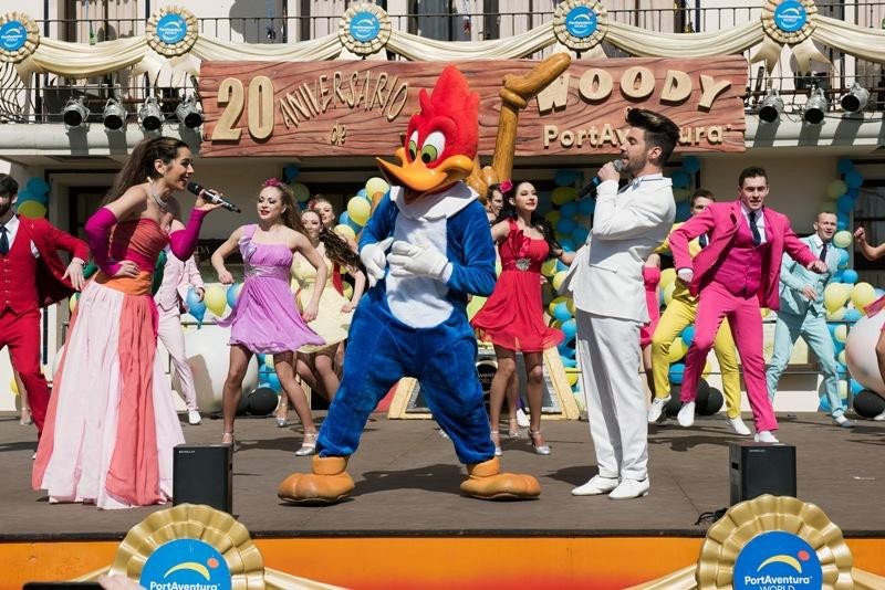 El acto de inauguración de la temporada 2018 en PortAventura ha contado con un espectáculo de música y danza que ha tenido como protagonista a la mascota del parque, Woody Woodpecker, que cumple 20 años de su llegada.