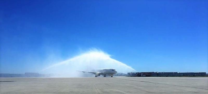 El vuelo inaugural aterrizó en Palma de Mallorca alrededor de las 13:30 h y fue bautizado con el tradicional arco de agua realizado por los bomberos del aeropuerto.​