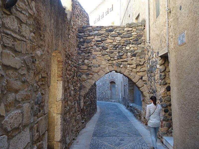 Una calle medieval en Montblanc. Foto:  Mmorell / Wikimedia Commons