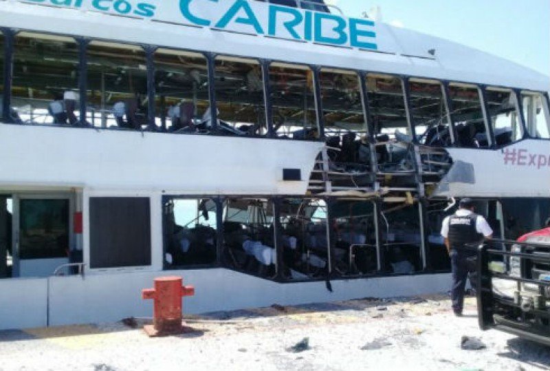 Ferry afectado por una explosión en el puerto de Playa del Carmen. Foto: NTR Guadalajara