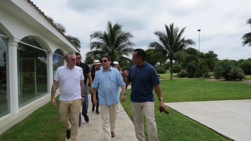 Ministro de Turismo de Ecuador en una recorrida junto a empresarios.