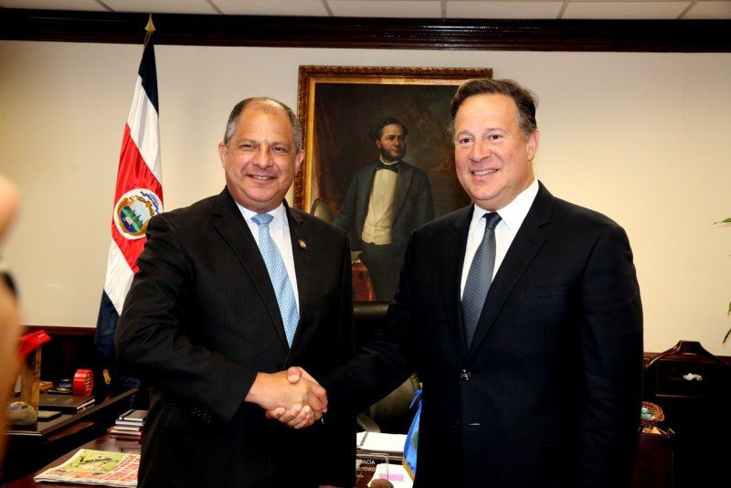 Izq a dcha: Luis Guillermo Solís (Presidente de Costa Rica) y Juan Carlos Varela (Presidente de Panamá).