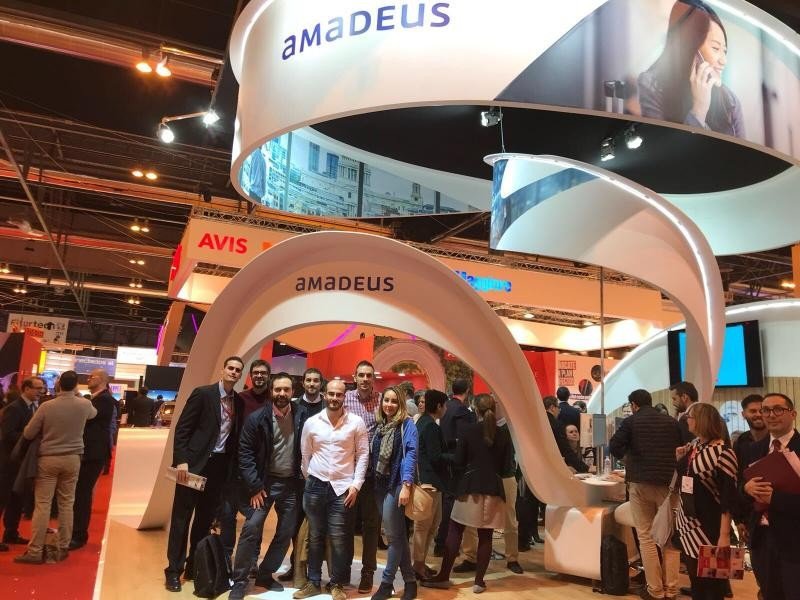 Parte del equipo de Hiberus Travel en el stand de Amadeus durante Fitur 2018. 