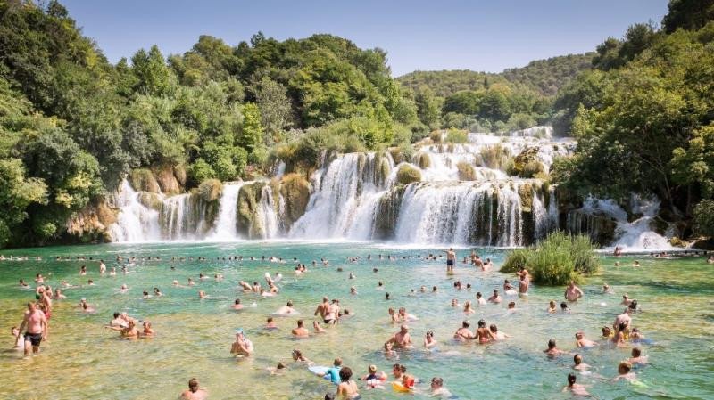 Veraneantes en el Parque Nacional de Krka, en Croacia, destino donde los paisajes
naturales constituyen uno de los principales atractivos.