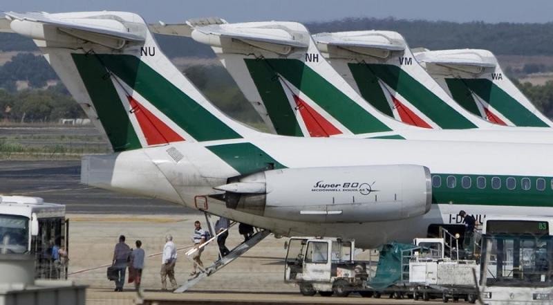 Italia prorroga la venta de Alitalia hasta finales de octubre