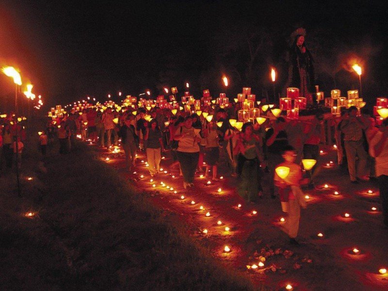 La localidad de Tañarandy, con sus representaciones artísticas sobre la vida de Jesús y los santos junto al camino iluminado denominado “Yvaga Rapé” (Camino del Cielo), organizado por el artista Koki Ruiz, atrajo a cerca de 25.000 personas.