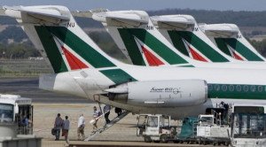 Italia prorroga la venta de Alitalia