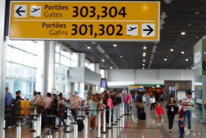 Brasil cierra sus fronteras pero no su espacio aéreo