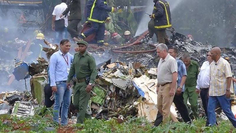El presidente de Cuba, Miguel Díaz Canel, visitando la zona del accidente. Foto: AFP.