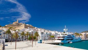 Juicio por videoconferencia al no encontrar hotel asequible en Ibiza