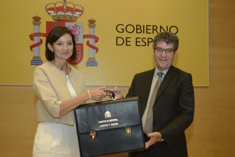 Reyes Maroto ha recibido la cartera de manos de Álvaro Nadal, hasta la fecha ministro de Energía, Turismo y Agenda Digital.