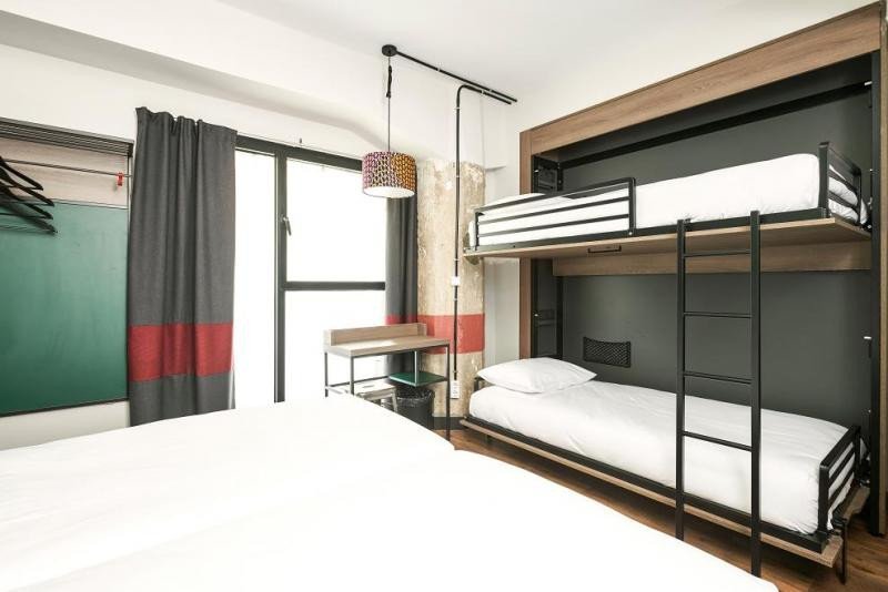 Las habitaciones familiares cuentan con una cama doble y literas abatibles, que al plegarse dejan espacio libre suficiente para sus ocupantes.