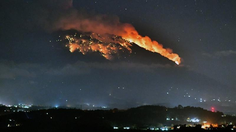 Volcán Agung en erupción (Foto: MDSUANTARA / Reuters).