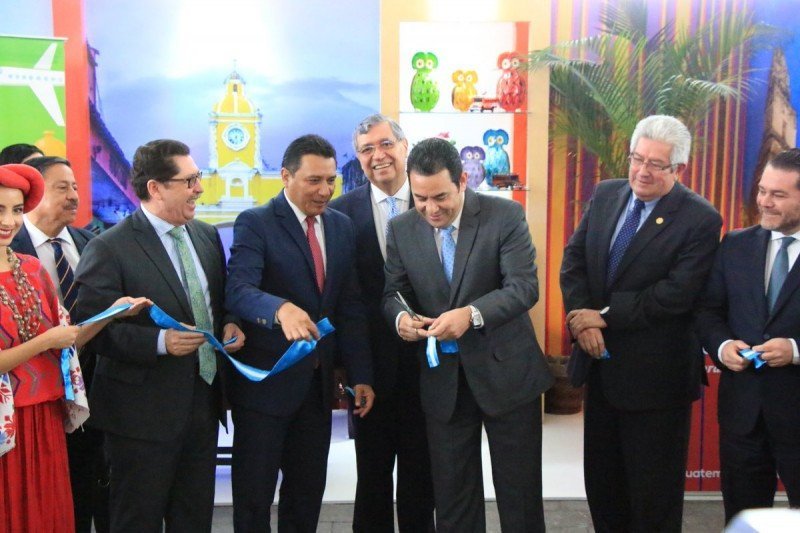 Autoridades en la apertura del Congreso Nacional de  Turismo de Guatemala.