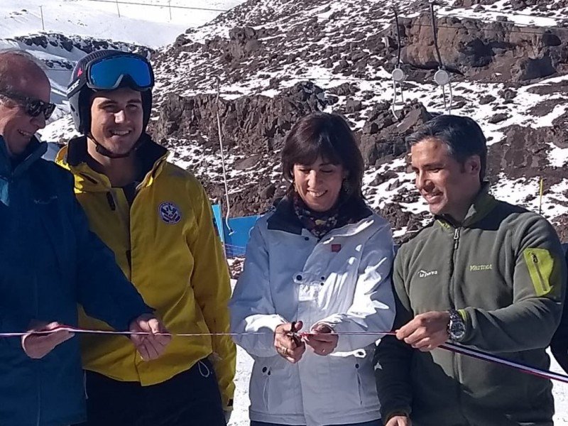 Miembros de la Asociación de Centros de Esquí y la subsecretaria Mónica Zalaquett inauguraron la temporada de nieve en La Parva.
