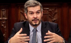 Gobierno de Argentina no descarta aumentar impuesto a la compra de pasajes