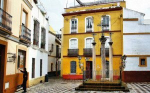 Sevilla, Barcelona y Santiago, juntas contra los pisos turísticos ilegales