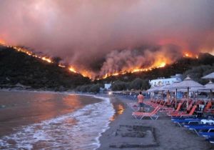Incendio en Grecia: el fuego afecta a Rafina, destino del turismo nacional