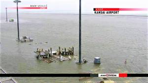 Las pistas del aeropuerto japonés de Kansai, bajo el agua tras el tifón 