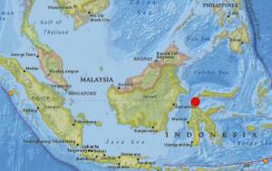 Un tsunami azota dos ciudades de Indonesia tras un seísmo de 7,5 grados