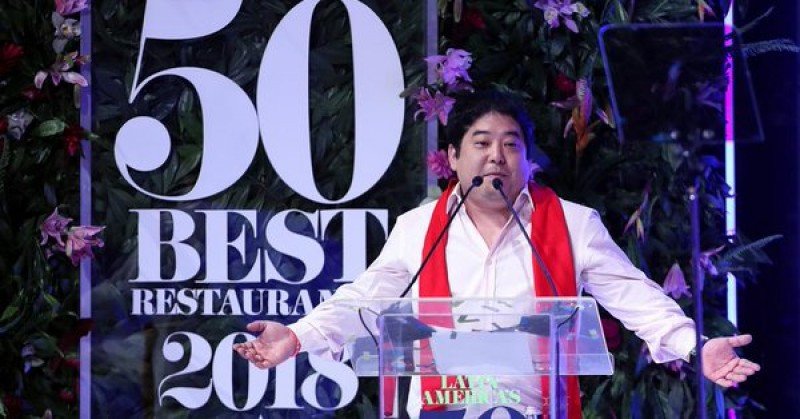 El chef Mitsuharu 'Micha' Tsumura recibe su premio al mejor restaurante de Latinoamérica por segundo año consecutivo.