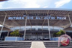 Reabren el aeropuerto de la ciudad más dañada por el tsunami en Indonesia