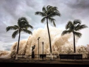 Evacúan a miles de turistas en México por huracán Willa