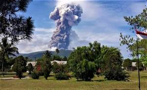 Indonesia alerta de la presencia de cenizas volcánicas en su espacio aéreo