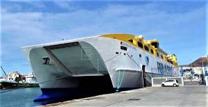 El mayor catamarán del mundo entra en servicio en Canarias 