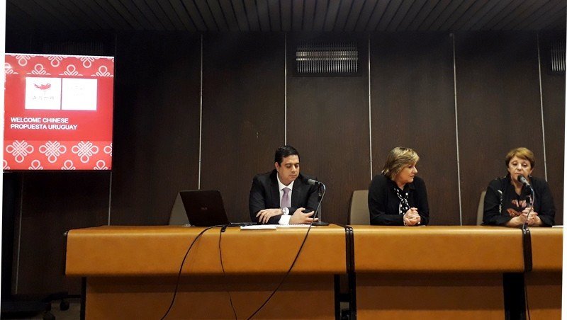 Félix España, Elizabeth Villalba y Rosario Bianco en la presentación de Welcome Chinese en Montevideo.