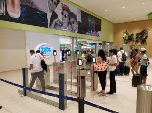 Aeropuerto de Punta Cana mejora tránsito de pasajeros con puertas automatizadas