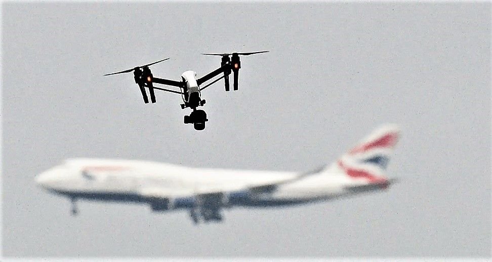 fragmento Síguenos genéticamente Imposible evitar que drones piratas entren en aeropuertos, según AESA |  Transportes