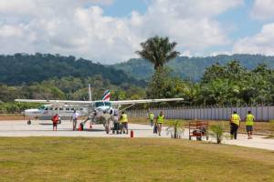 Presidente de Costa Rica inaugura aeropuerto en Drake