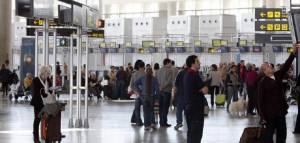 El tráfico de pasajeros cae en los aeropuertos españoles un 14% y va a más 