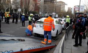 Desalojan con grúa a taxis en Madrid y Cabify dice que lo echan de Cataluña