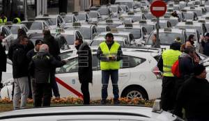 Miles de taxistas madrileños votan si siguen o no en huelga 
