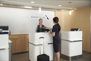 American Airlines deja de aceptar efectivo en 10 aeropuertos de México