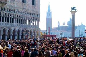 Venecia anuncia cuándo y cómo aplicará su tasa de acceso turístico