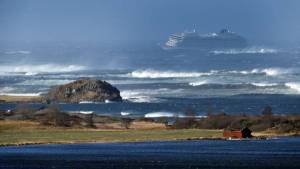 El crucero noruego averiado en alta mar atraca en puerto seguro 