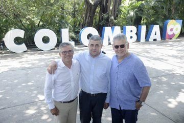 En Cartagena, el viceministro de Turismo colombiano Juan Pablo Franky, junto a Zurab Pololikashvili y Jaime Alberto Cabal, principales de la OMT.